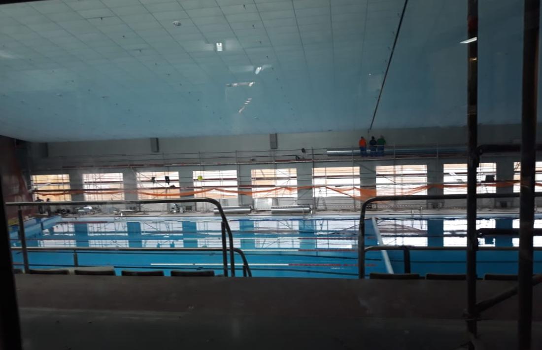 Situació en què es trobava la piscina dels Serradells a principis de setmana, amb els finestrals oberts.