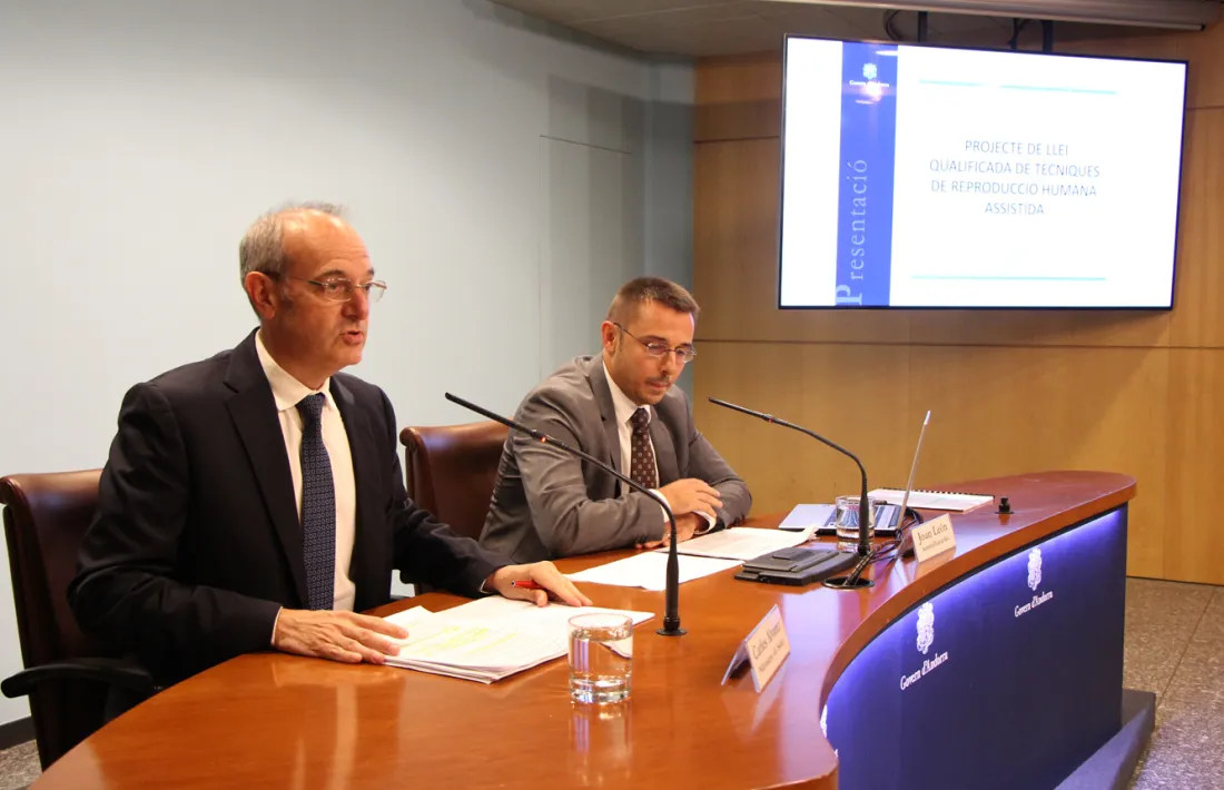 El ministre de Salut, Carles Álvarez, i el secretari d'Estat de Salut, Joan León, durant la presentació del projecte de llei, el 3 de setembre.