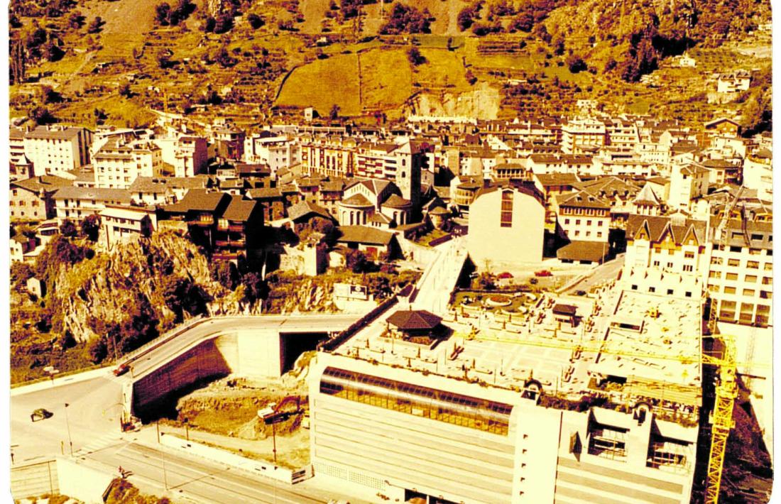 1982: el primer sector de la plaça del Poble ja s’ha acabat, però encara no s’han començat a aixecar el bar ni l’Institut de Música.