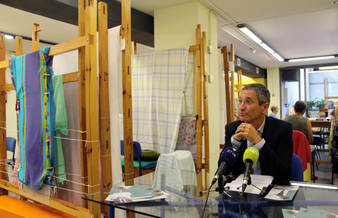 El conseller de Cultura escaldenc, Salomó Benchluch, en la presentació dels cicles de xerrades d'art, ahir al taller tèxtil.