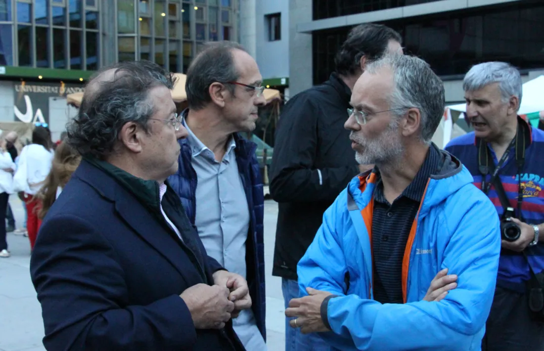 El cònsol menor lauredià conversa amb el conseller Roig, divendres a la inauguració de la Vila Medieval.