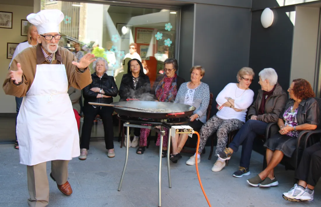 La primera activitat de la 2a Setmana de la gent gran ha estat la preparació d'una paella de verdures, explicada per Joan Amigó.