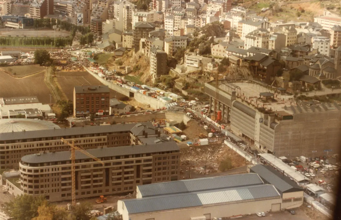 1985: les parades de la Fira s’estenen per tot Prat de la Creu, fins a la Baixada del Molí; atenció a Prada Casadet, en construcció.