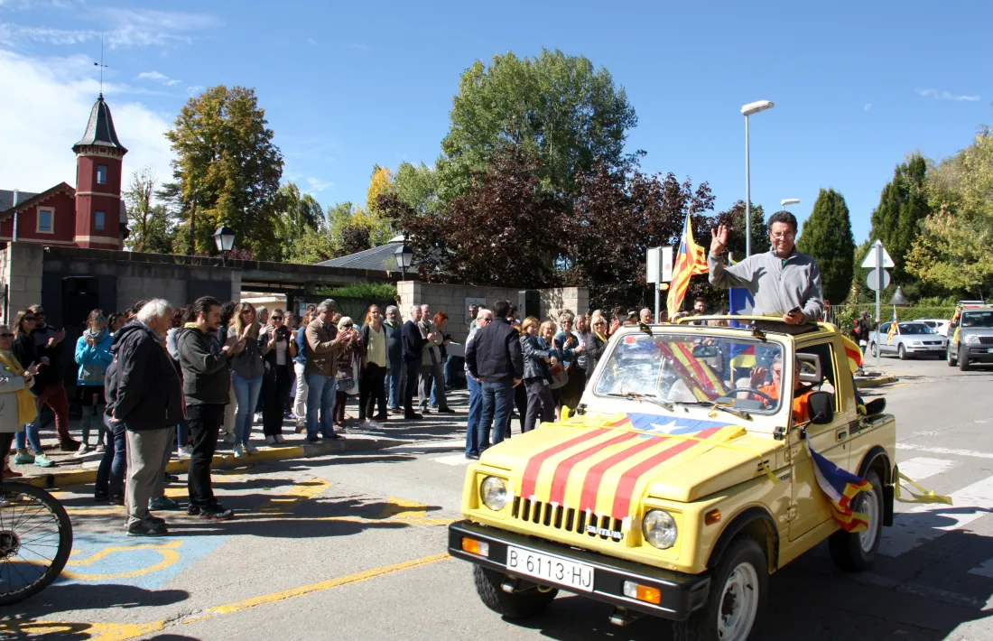 Arribada a Puigcerdà dels vehicles participants en la marxa a la Cerdanya.