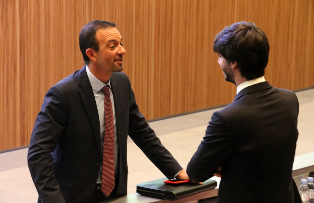 El ministre d'Ordenament Territorial, Jordi Torres, parla amb el conseller general de DA, Carles Enseñat, abans d'iniciar-se la sessió de control al Govern.