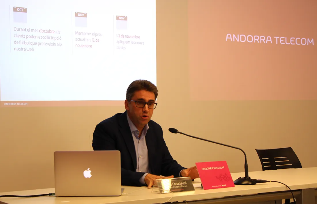 El portaveu d'Andorra Telecom, Carles Casadevall, en la roda de premsa per explicar els canvis en el futbol.