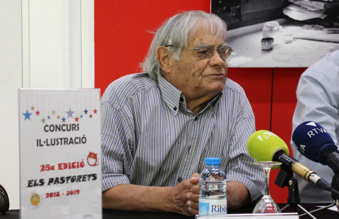 L'artista Sergi Mas durant la presentació del concurs d'il·lustració d'aquest dimarts.