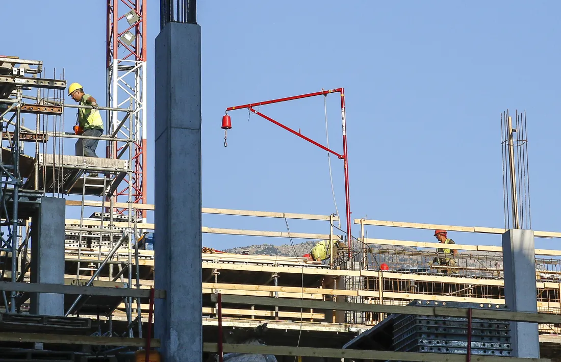 Treballadors de la construcció en una obra a Andorra la Vella.