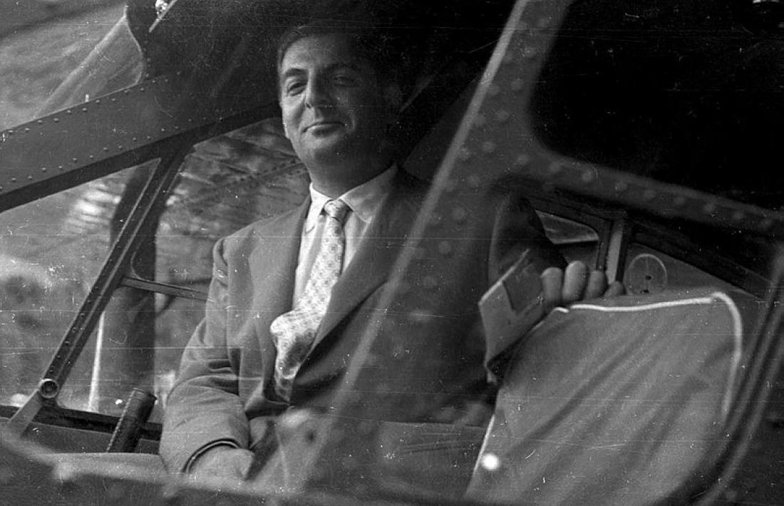 Reig, el juliol del 1956 a bord de la primera avioneta que va aterrar al país; aquell vol de prova va acabar en tragèdia i amb la mort del pilot, Adonis Moulène; el futur síndic en va sortir miraculosament inèdit..