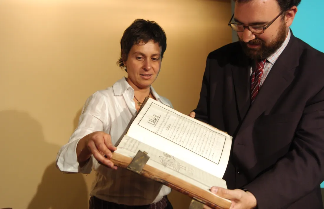Juny del 2006: Susanna Vela i l’aleshores ministre de Cultura, Juli Minoves, fullegen una de les còpies manuscrites del ‘Manual Digest’ que es conserven a l’Arxiu Nacional.