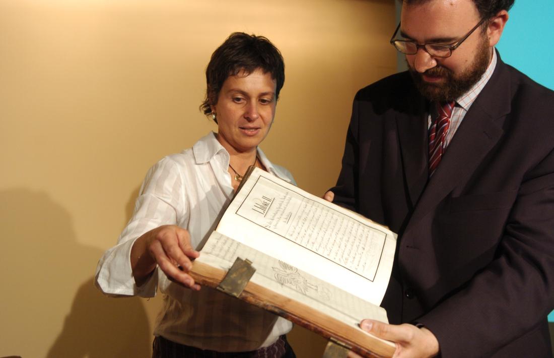 Juny del 2006: Susanna Vela i l’aleshores ministre de Cultura, Juli Minoves, fullegen una de les còpies manuscrites del ‘Manual Digest’ que es conserven a l’Arxiu Nacional.