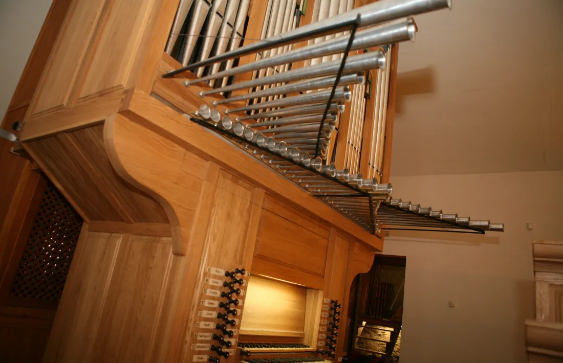 L'orgue d'estil ibèric de Sant Iscle, construït el 2007 per l'orguner castellà Joaquín Lois.