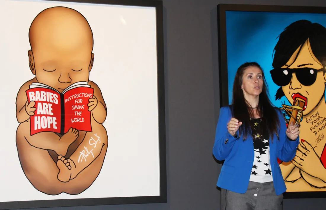 La comissària de la Bienna, Eva Martínez, explica el veredicte davant la instal·lació de Philippe Shangti.