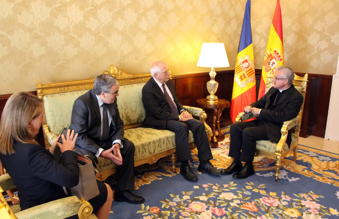 Un moment de la visita que el ministre d'Afers Exteriors, Unió Europea i Cooperació d'Espanya, Josep Borrell, ha fet al Palau Episcopal per reunir-se amb el copríncep Joan-Enric Vives.