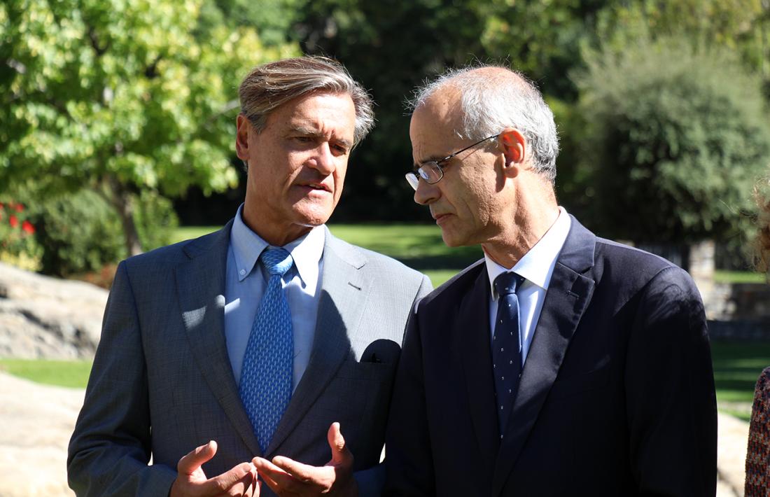 Juan Fernando López Aguilar, ponent permanent del Parlament Europeu per a l’acord d’associació entre la UE i Andorra, i el cap de Govern, Toni Martí, intercanvien les primeres paraules abans de dinar.