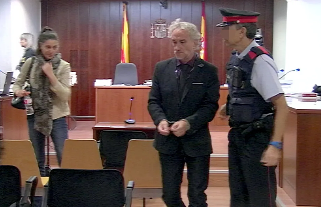 Fernando Blanco sortint emmanillat de la sala de vistes.