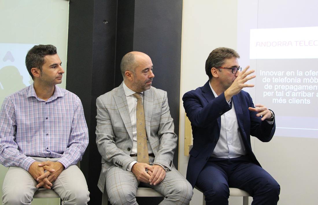 Els representants de les tres empreses que van presentar ahir els reptes que proposen als alumnes.