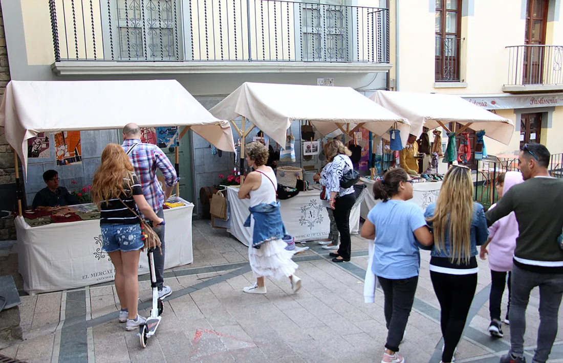 Les paradetes del Mercat de la vall distribuïdes pels carrers del Centre històric d'Andorra la Vella.