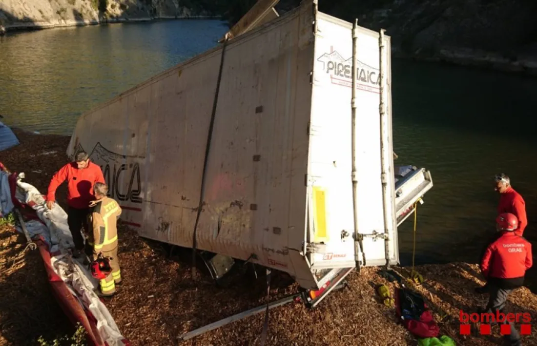 El camió va caure des de 30 metres en un pont.