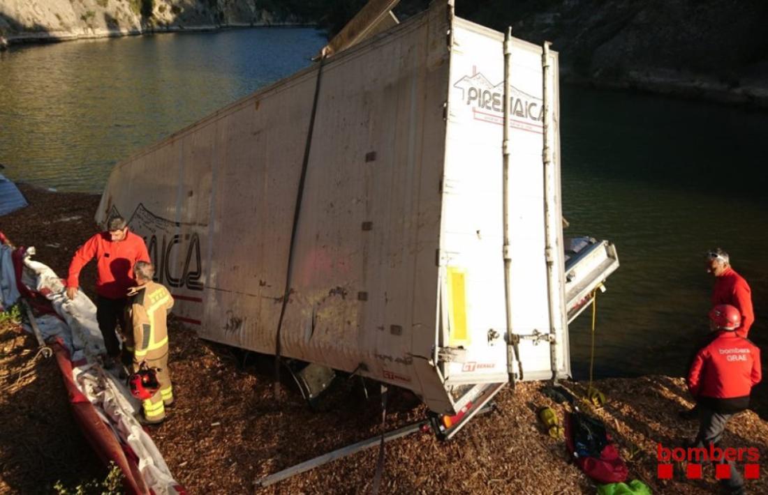 El camió va caure des de 30 metres en un pont.