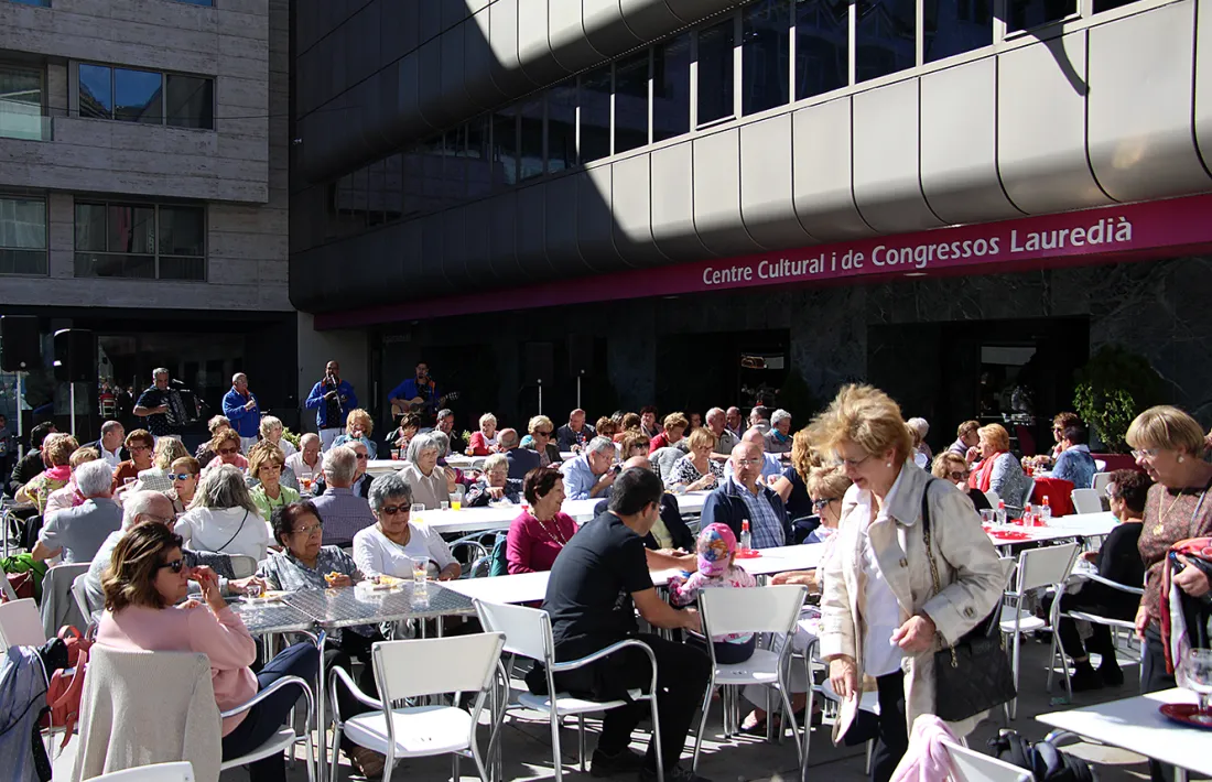 Aquest és l'aspecte que mostrava la plaça de la Germandat en la cloenda de la 2a Setmana de la gent gran.