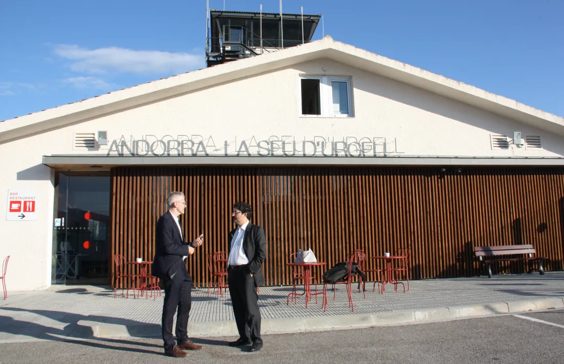 Isidre Gavín i Jordi Candela durant la visita a l’aeroport divendres passat.