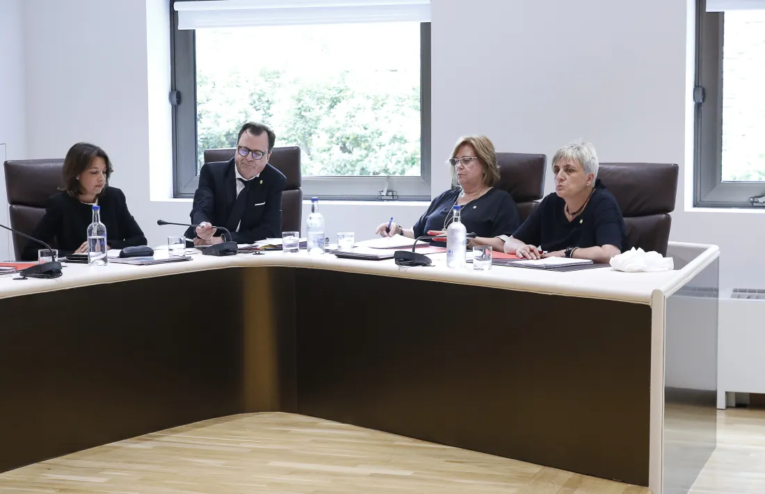 Dolors Carmona i Lídia Samarra en una sessió de consell de comú.