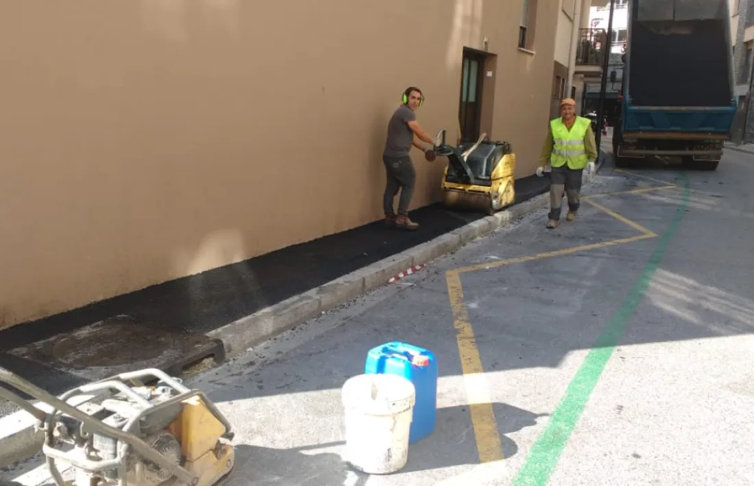 Els treballs de renovació de les voravies de Mestre Xavier Plana.