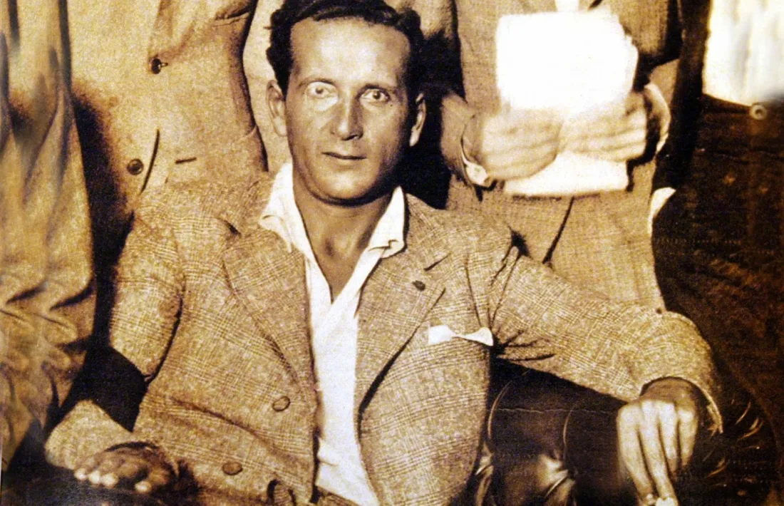 Retrat clàssic de Boris, envoltat de periodistes probablement pres a l'hotel Mundial de la Seu, que va convertir en la cort del seu regnat els fabulosos dies de juliol del 1934, i que va servir de portada en una de les reedicions de 'Borís I, rei d'Andorra', la novel·la fundacional del mite literari.