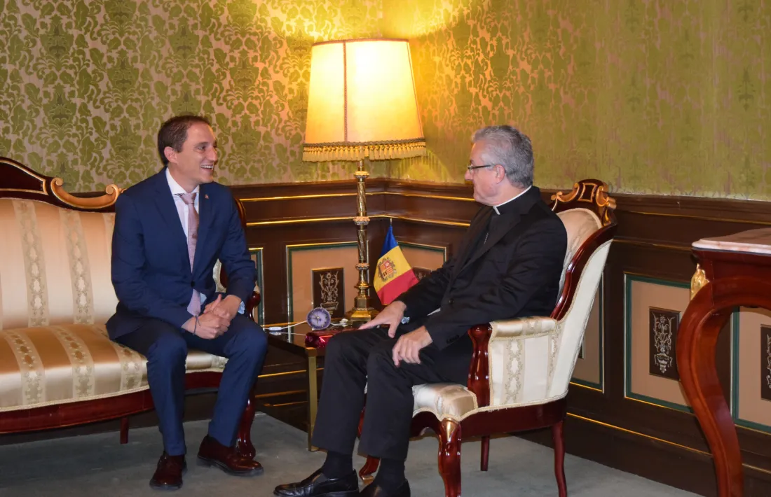 Un moment de la reunió d'aquest dilluns entre el copríncep d'Andorra, Joan-Enric Vives, i el subdelegat del Govern d'Espanya a Lleida, Josep Crespín.