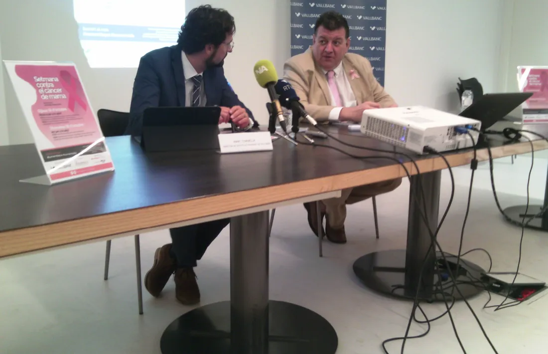 Josep Saravia i Marc Cornella van presentar els actes de la Setmana contra el càncer de mama a l’oficina de Vall Banc del carrer Unió.