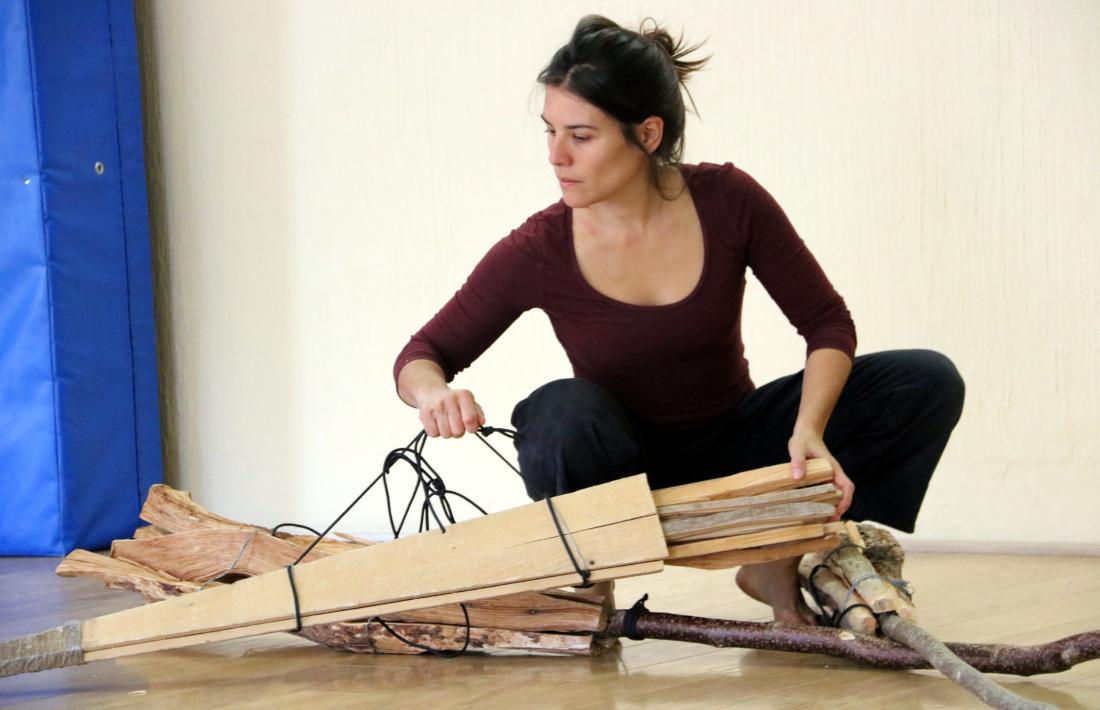 Júlia Farrero prepara el seu darrer treball en un escenari rústic.