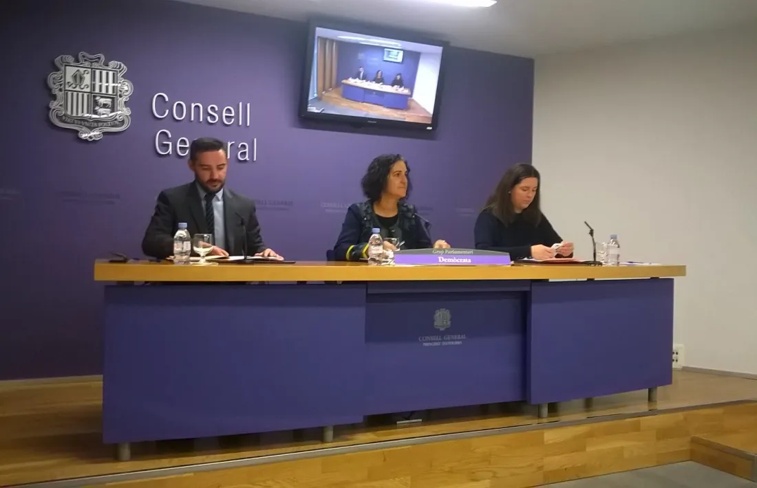 Els consellers generals demòcrates Marc Ballestà, Sofia Garrallà i Maria Martisella en la presentació ahir de la proposició de llei.