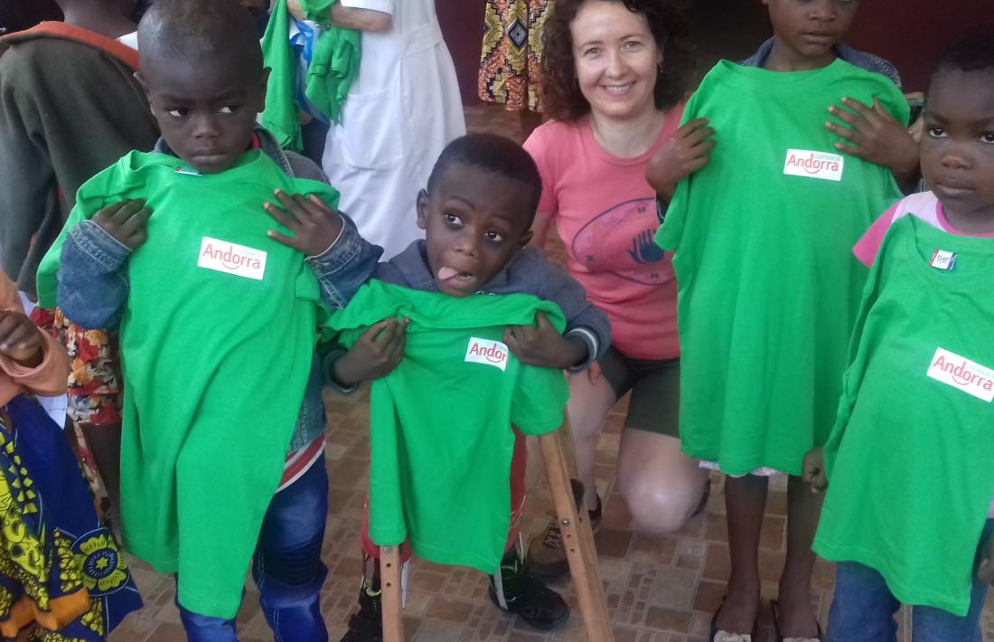 Farrero en la visita a l'orfenat de Camerún, agost de 2018.