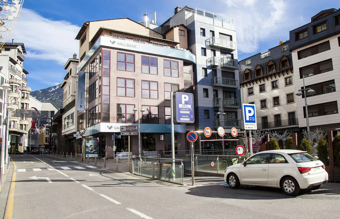L'entrada a l'aparcament de Prat de la Creu per la plaça Rebés.