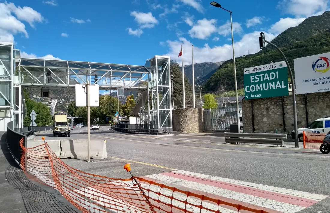 Part del pas de vianants i un dels semàfors van ser eliminats entre dilluns i dimarts. 
