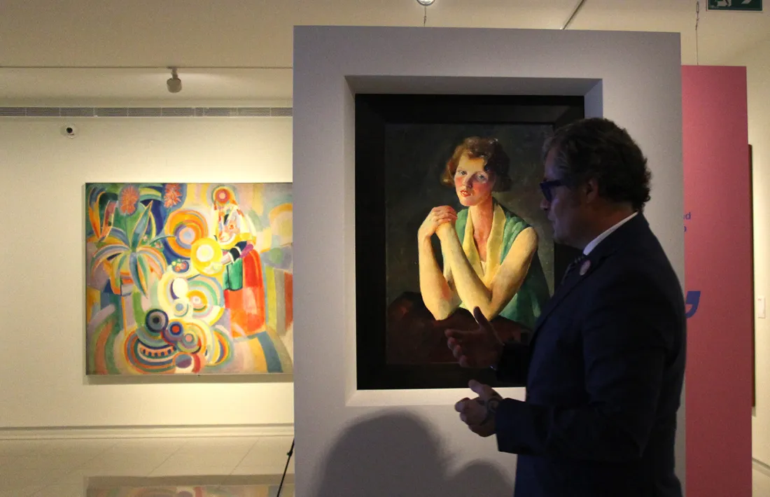 El comissari de 'Femina Feminae'. Guillermo Cervera, davant de 'Retrat d'una jove escocesa', de Felixmüller (1929); al fons, 'La gran portuguesa', de Delaunay (1916), la peça estrella de l'exposició i la que il·lustra la portada del catàleg.