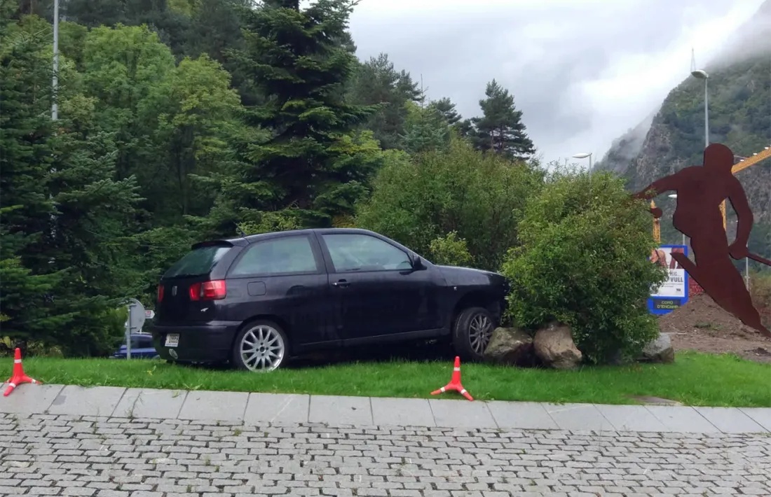 Així ha quedat el vehicle encastat a la rotonda de Valira Nova d'Encamp.