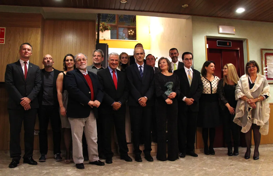 Una imatge dels guanyadors i els patrocinadors dels premis en la darrera Nit literària.