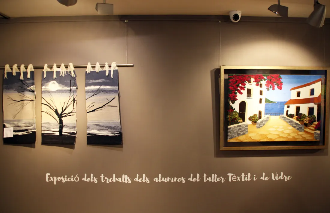 Mostra dels alumnes dels tallers de tèxtil i vidre organitzats pel comú d'Escaldes-Engordany.