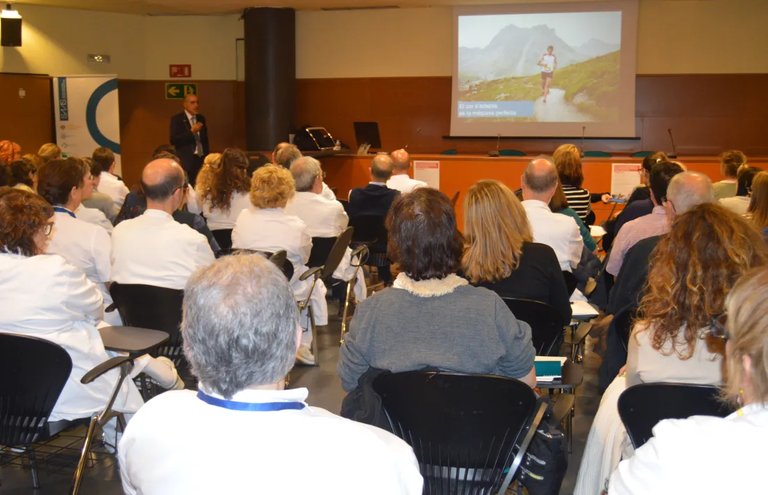 Un centenar de professionals sanitaris van assistir ahir a la conferència. 