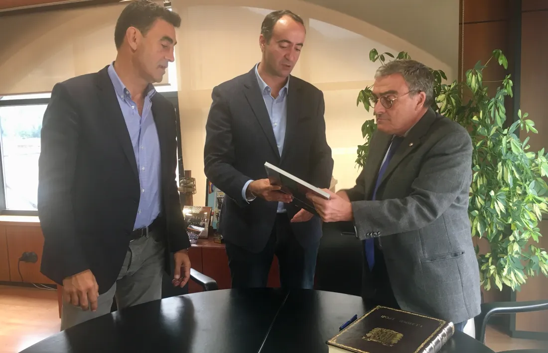 Els cònsols David Baró i Raul Ferré amb l'ambaixador Àngel Ros.