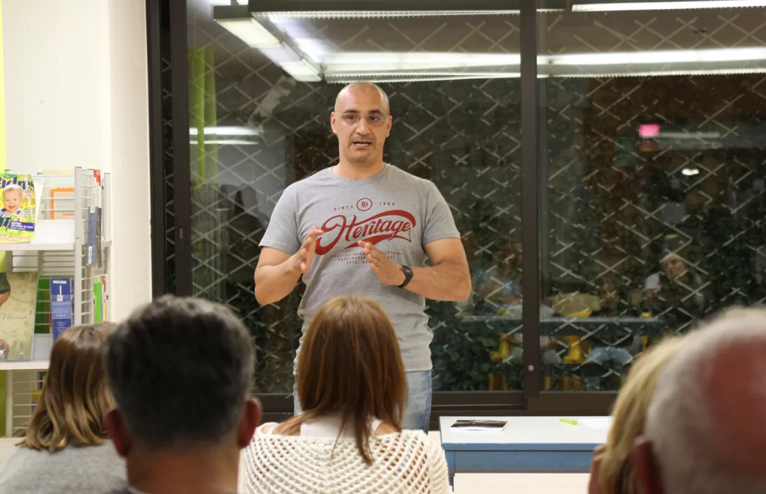 L'escriptor i psicòleg Omar El Bachiri en la presentació d'aquest dimecres del seu llibre 'Drogas y adicciones'.