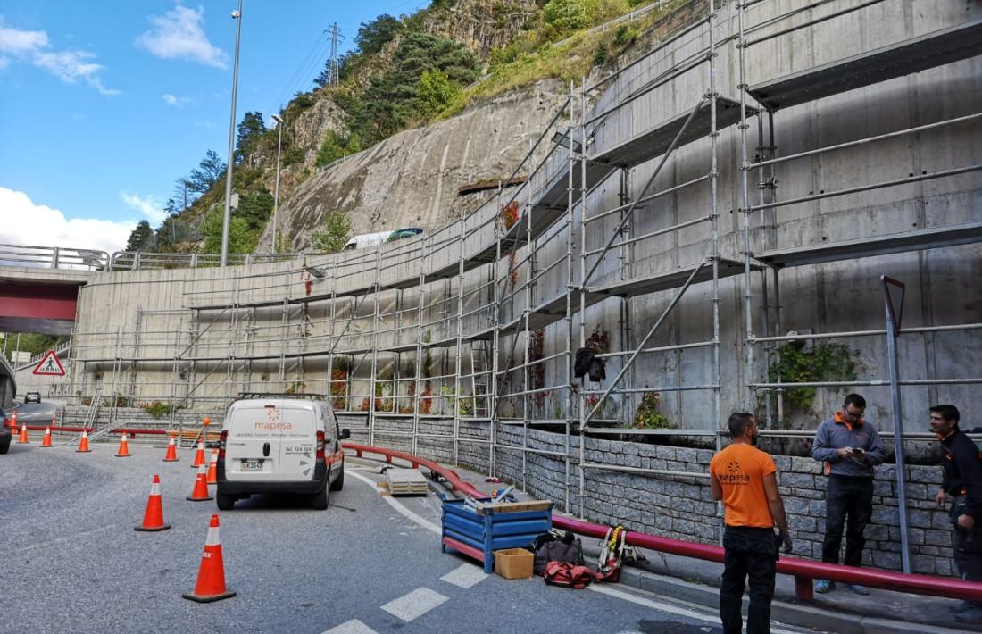 El mur dret de la rotonda inferior del túnel dels Dos Valires, amb la bastida ja muntada, serà el primer que il·luminarà Bosque; a la primavera seguirà la resta de l’espai.