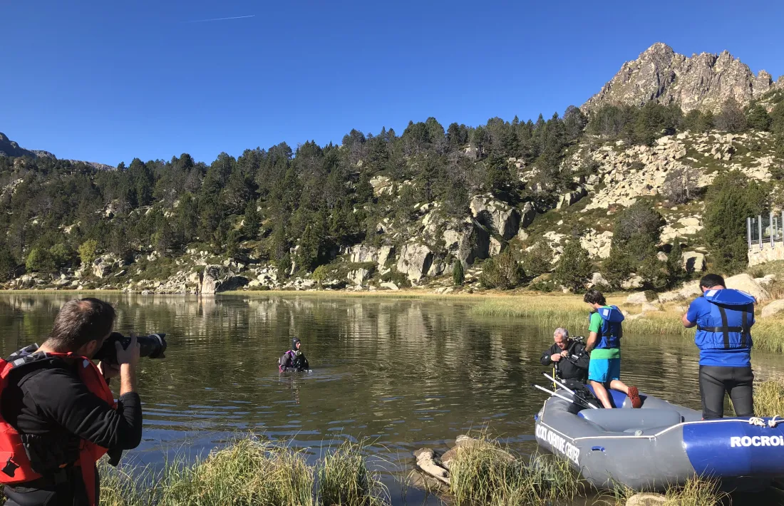 Moment en què es va procedir a rescatar la gàbia amb les ampolles.