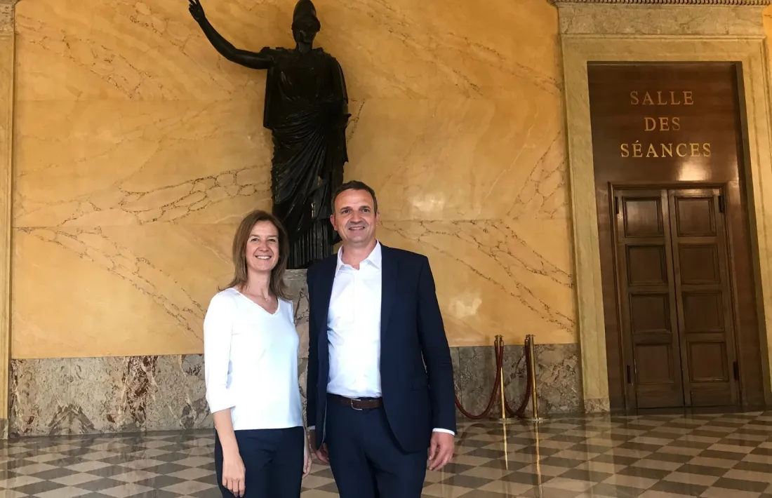 La ministra Sílvia Calvó amb el diputat François-Michel Lambert a l’Assemblea Nacional francesa, ahir.