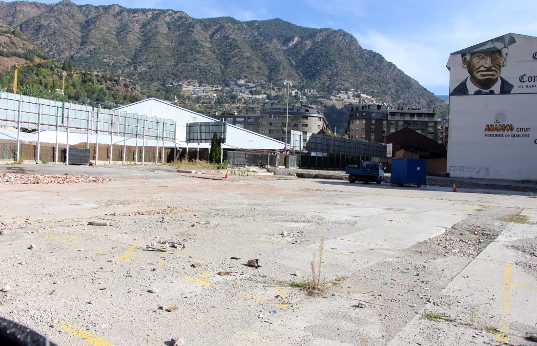 El terreny de l'antiga estació d'autobusos on un privat està construint zona d'aparcament.