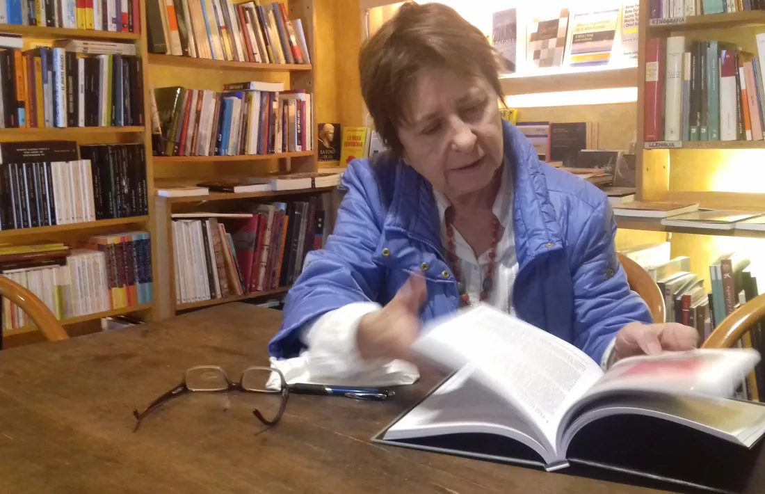 La historiadora Xus Lluelles fulleja un exemplar del seu últim llibre, 'Les ràdios andorranes: una qüesti´de sobirania', un encàrrec de l'Arxiu d'etnografia.