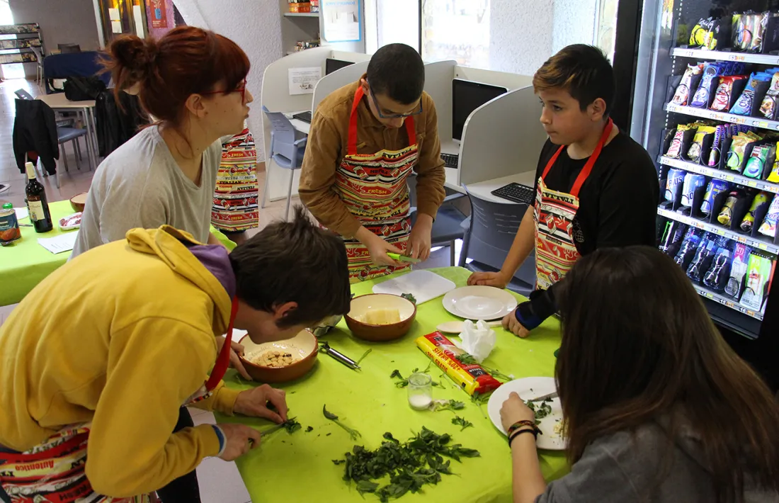 Un grup d'adolescents participa en una edició anterior de 'Cuina sense pares'.