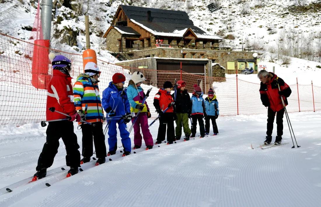 Estudiants del Pallars Sobirà en una classe d’esquí a l’estació de Tavascan.
